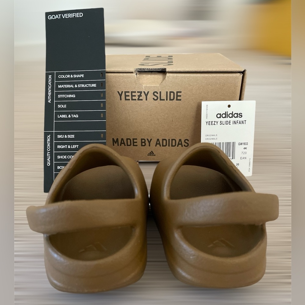 Yeezy Slides 4K